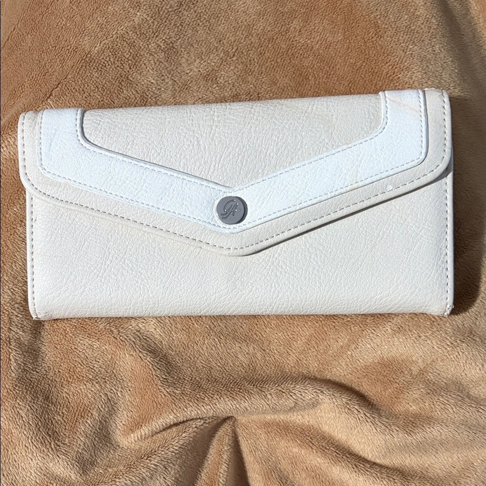 Grace Adele Cream Women's Wallet nwot tiny flaw‎